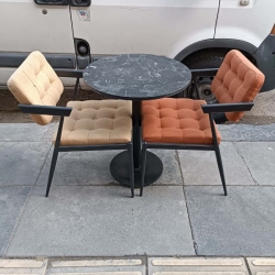 İkinci El Mermer Desen Yuvarlak Masa ve Renkli Sandalye Takımı – Öztürk Mobilya Ankara