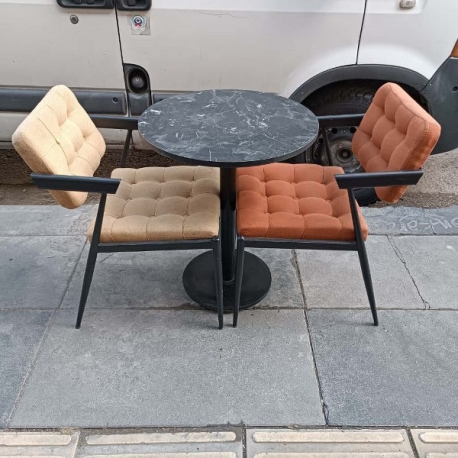 İkinci El Mermer Desen Yuvarlak Masa ve Renkli Sandalye Takımı – Öztürk Mobilya Ankara