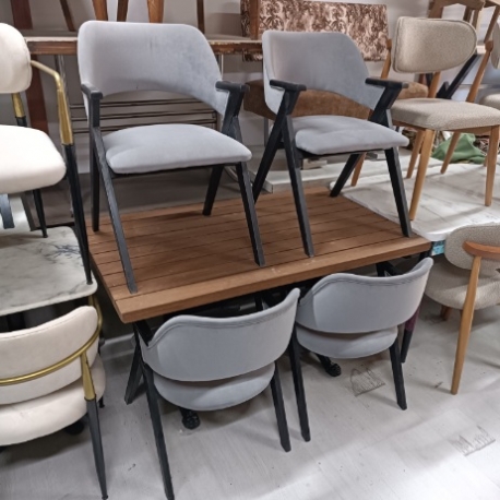 Modern Ahşap Kafe Masa Takımı – 2 Adet Konforlu Gri Kumaş Sandalye Seti